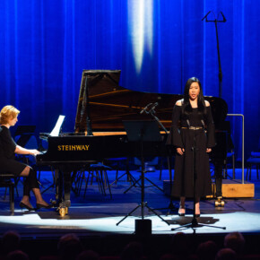 Erni Deng (sopran), Olga Tsymbaluk (fortepian)